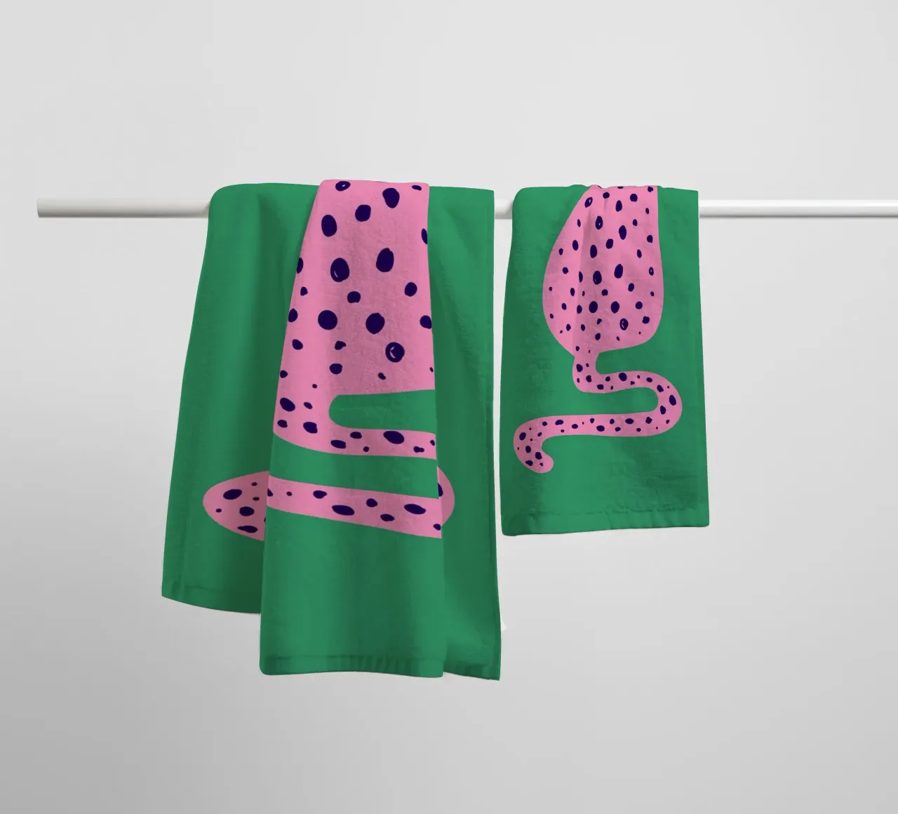 Pink Leopard Abstract - Green & Pink Pop Art Print badhanddoek van homdeco