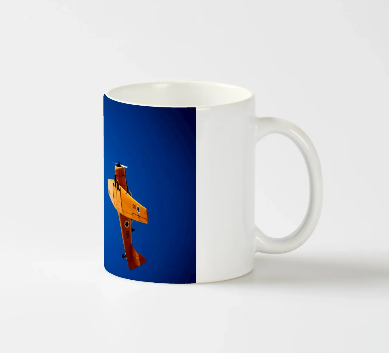 Acrobazia aerea IV tazza in ceramica da Tal Paz-Fridman