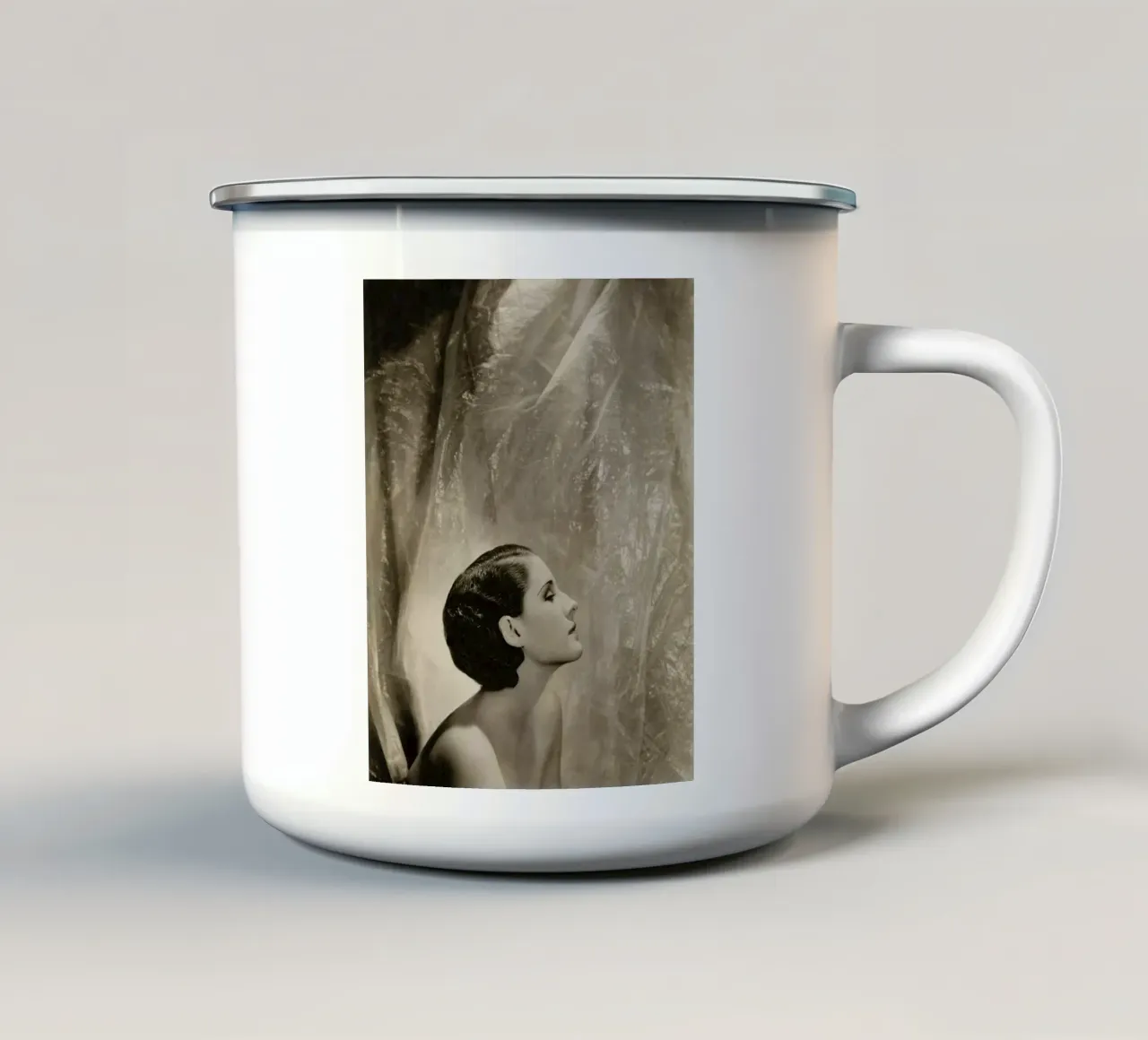 Uno sguardo laterale su Norma Shearer tazza in smalto da BarbarArt