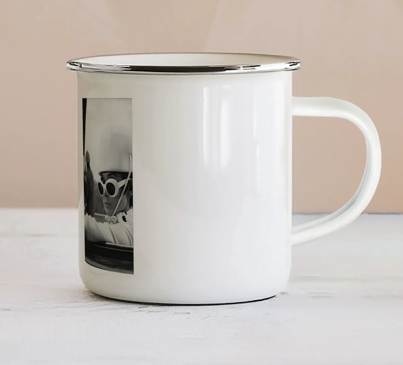 Occhiali da sole Audrey Hepburn tazza in smalto da BarbarArt