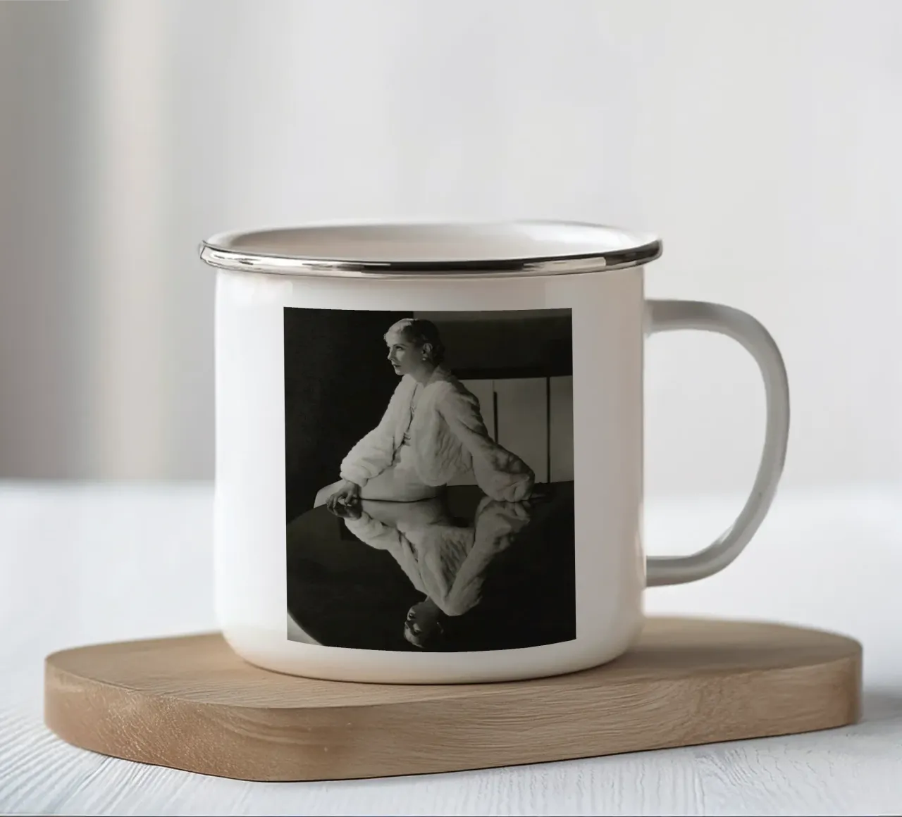 Lilyan Tashman indossa un bolero tazza in smalto da BarbarArt