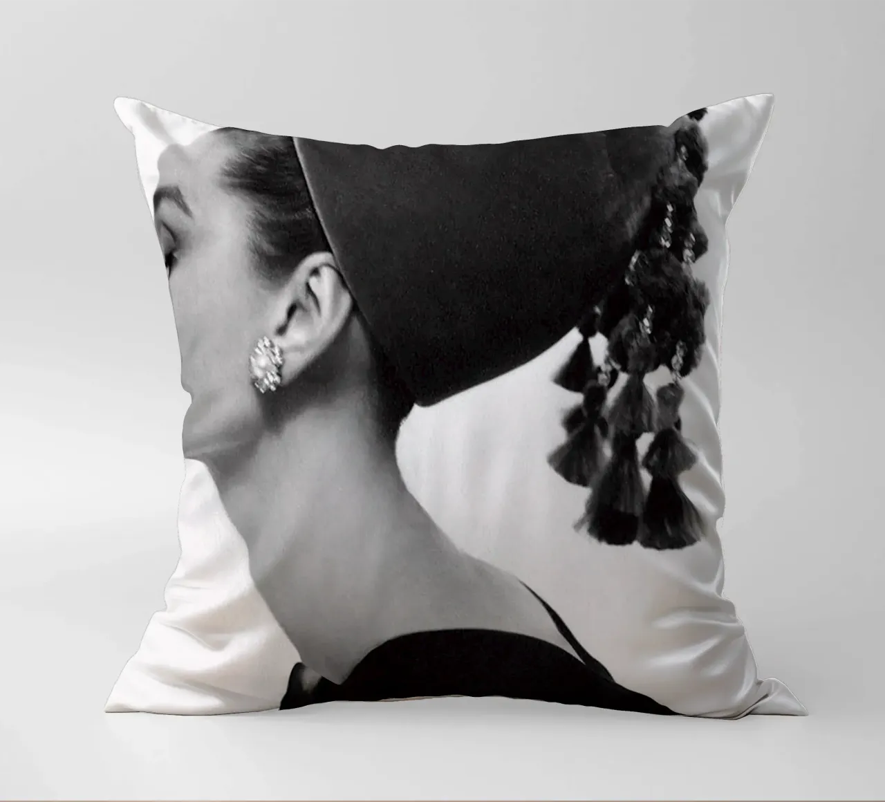 Audrey Hepburn indossa Givenchy cuscino da BarbarArt