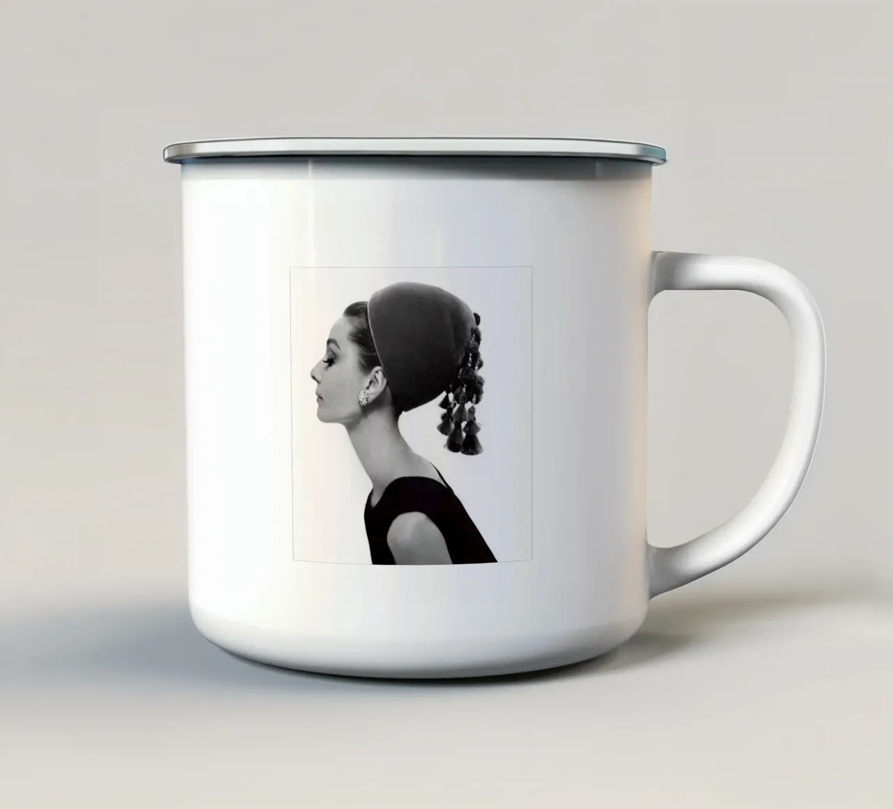 Audrey Hepburn indossa Givenchy tazza in smalto da BarbarArt