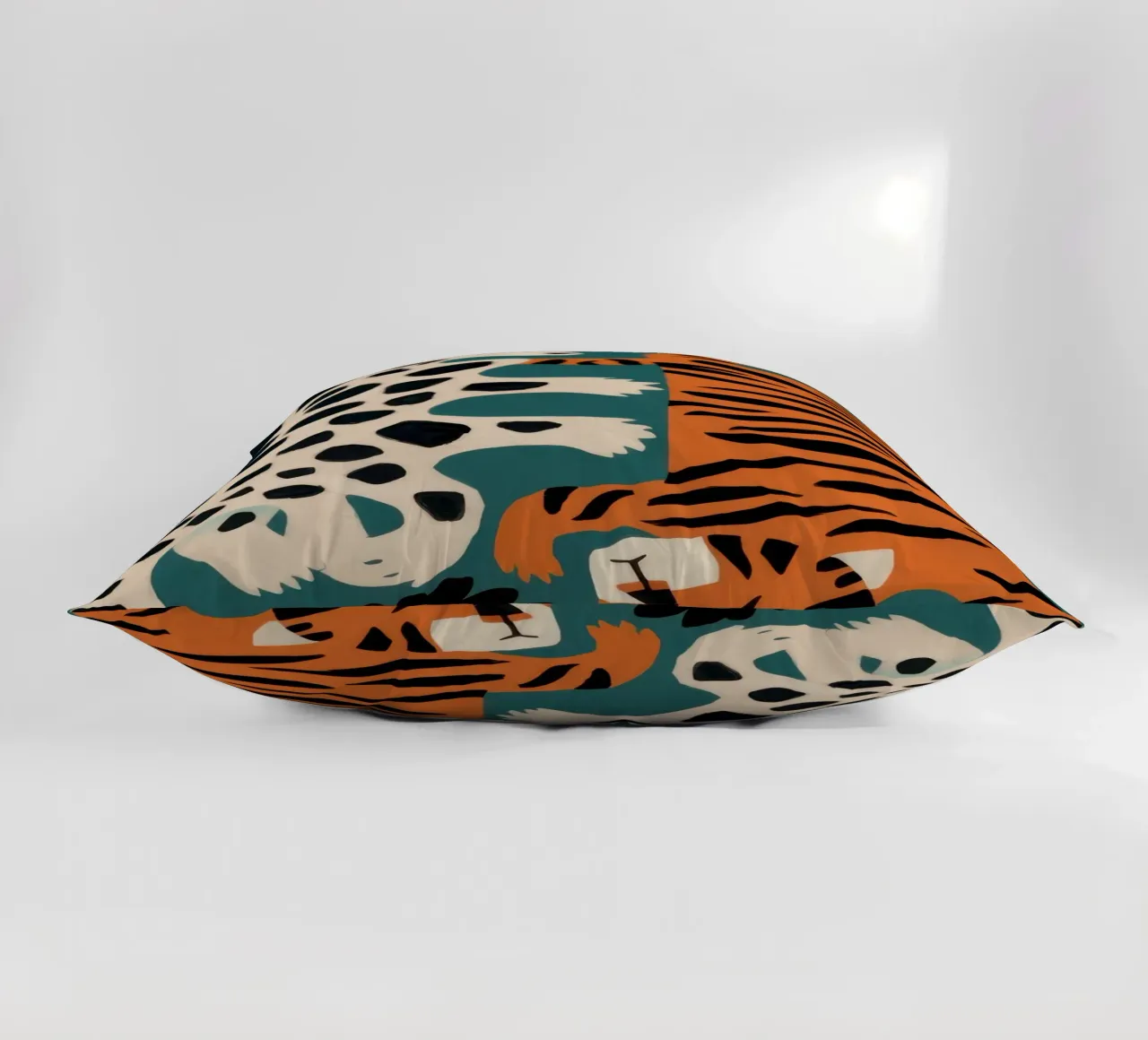 Fusione leopardo tigrato cuscino da Selene Shade