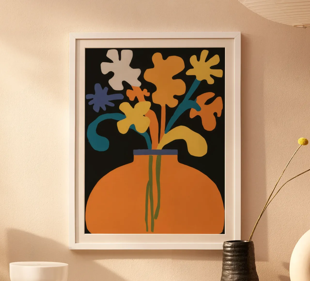Fiori in vaso arancione poster con telaio in alluminio da Mark Solaria