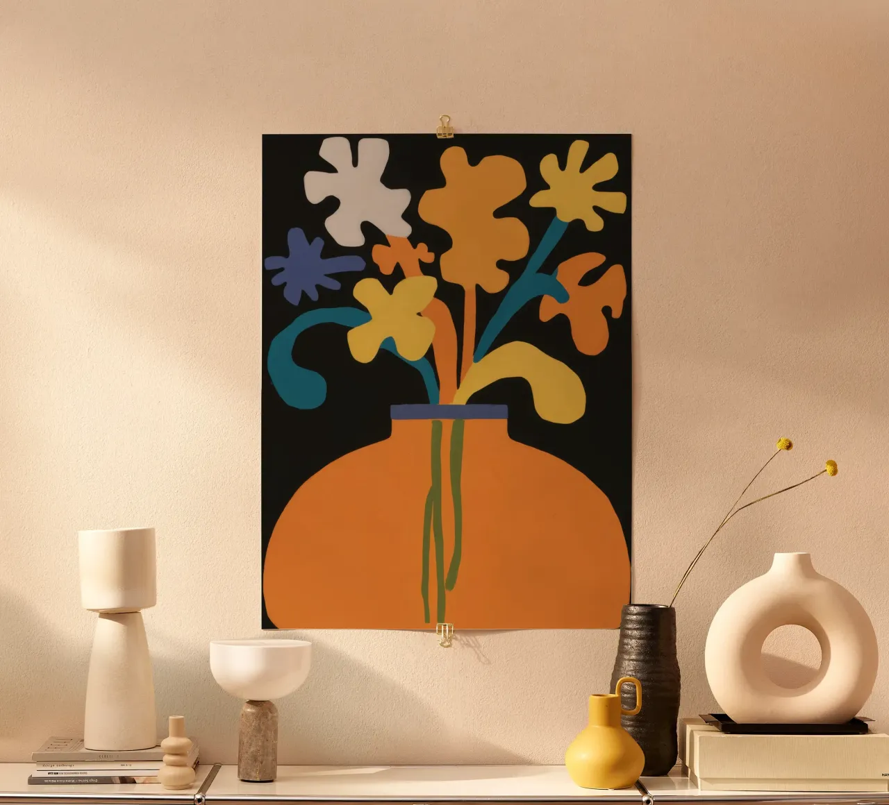Fiori in vaso arancione poster con telaio in alluminio da Mark Solaria