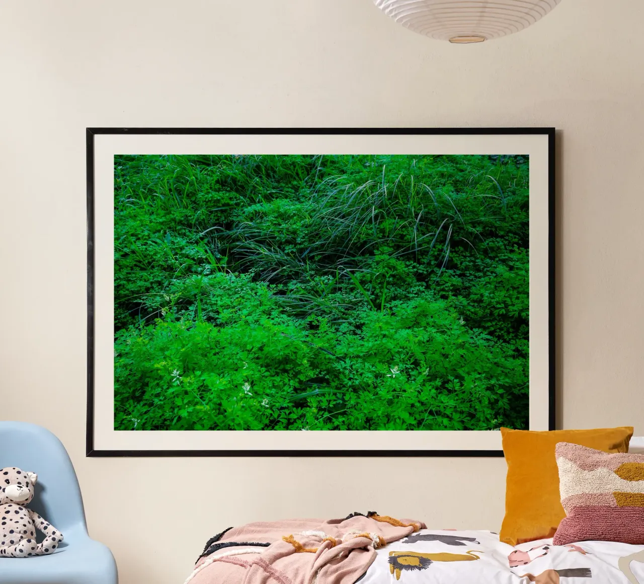Giardino naturale e trascurato in città poster con telaio in plastica da Tal Paz-Fridman