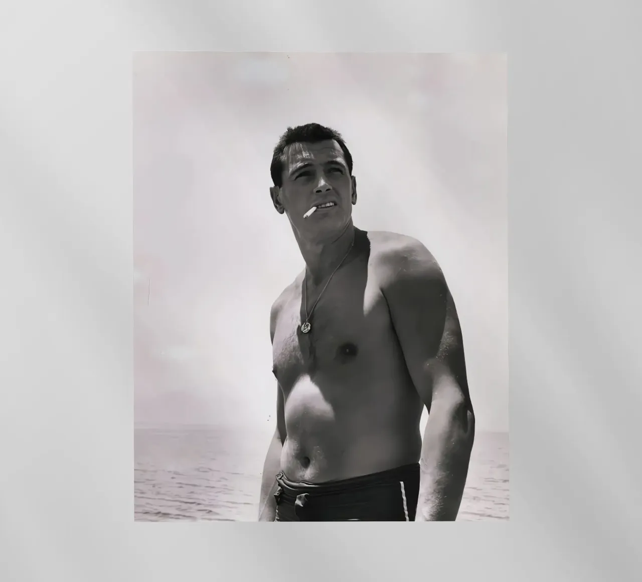 Rock Hudson fuma una sigaretta sulla spiaggia nel 1940 pellicola backlit da jo shop