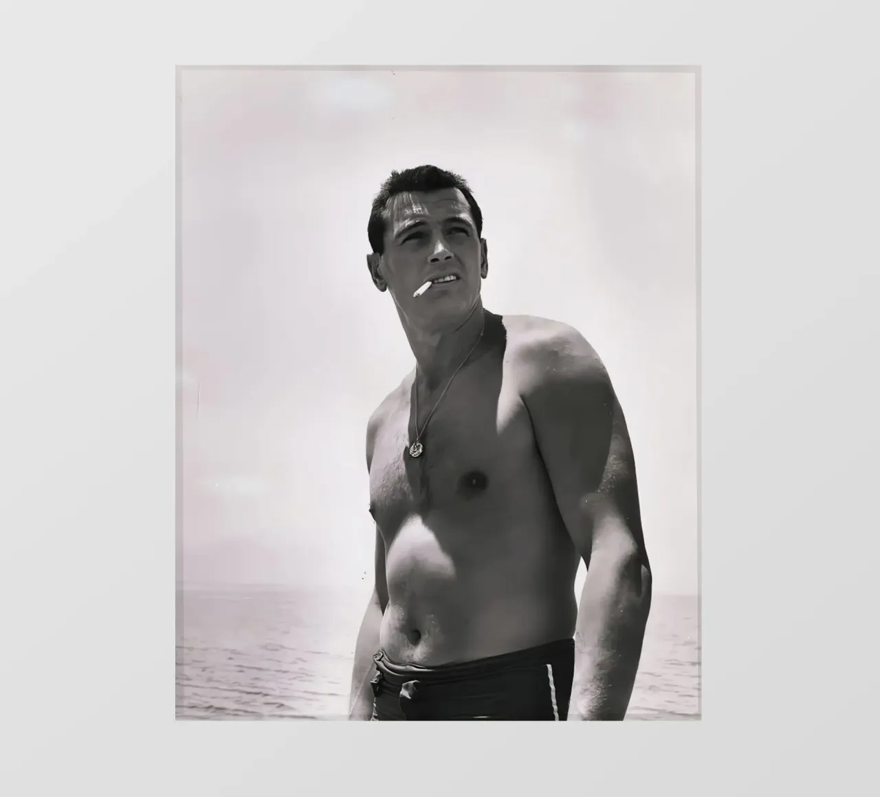 Rock Hudson fuma una sigaretta sulla spiaggia nel 1940 pellicola backlit da jo shop