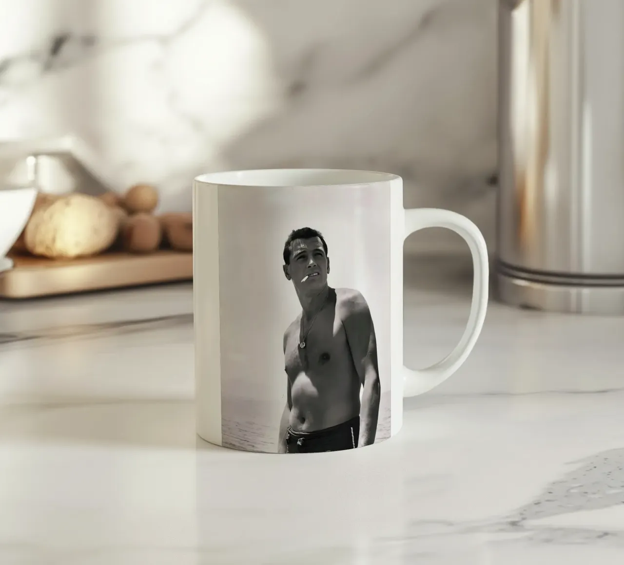 Rock Hudson fuma una sigaretta sulla spiaggia nel 1940 tazza in ceramica da jo shop