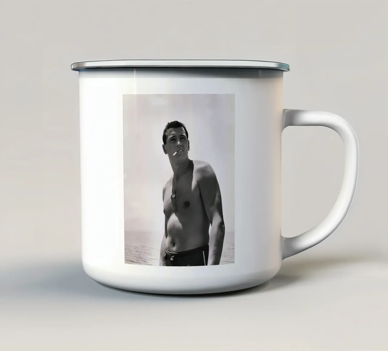 Rock Hudson fuma una sigaretta sulla spiaggia nel 1940 tazza in smalto da jo shop