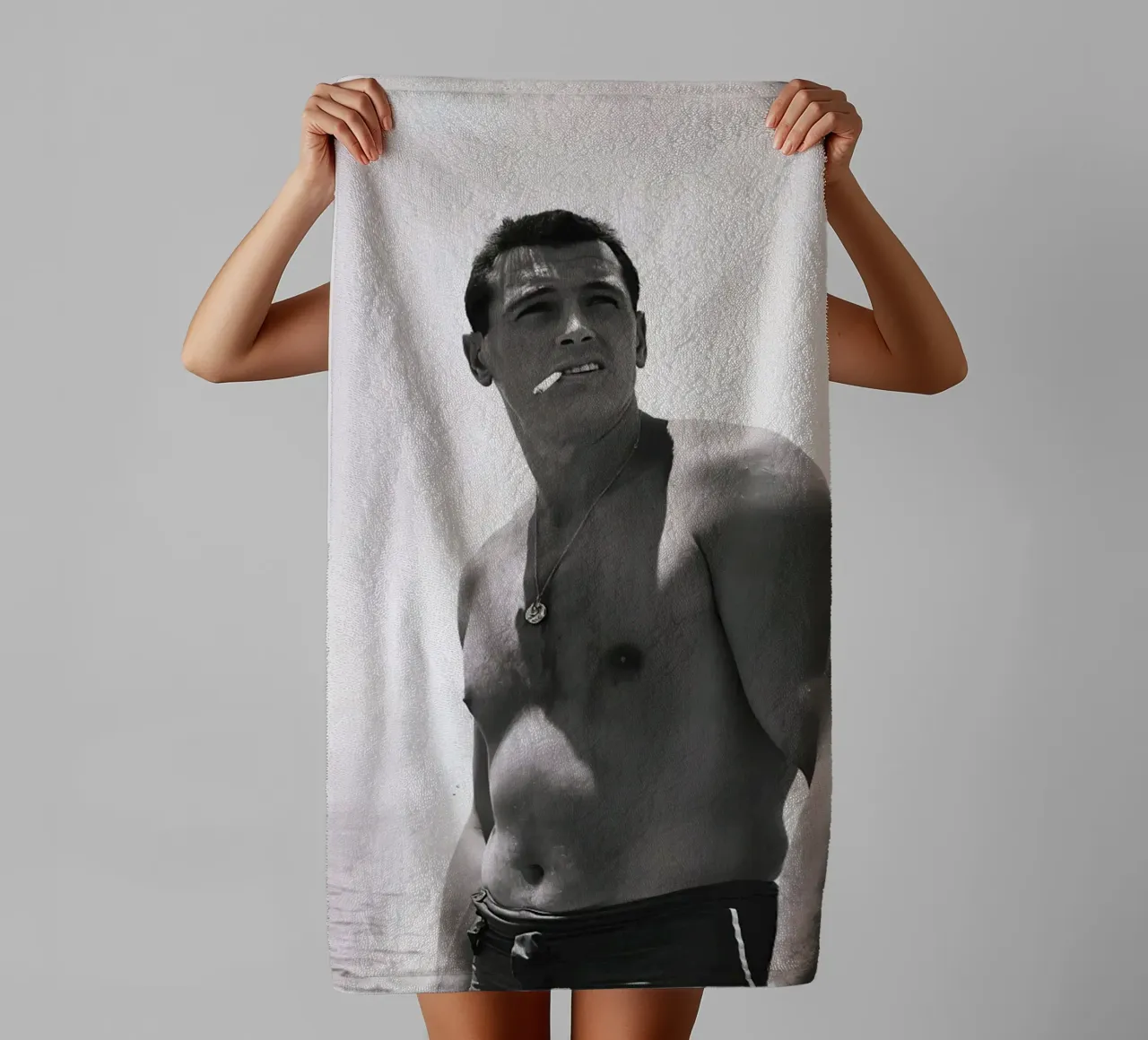 Rock Hudson fuma una sigaretta sulla spiaggia nel 1940 asciugamano da bagno da jo shop