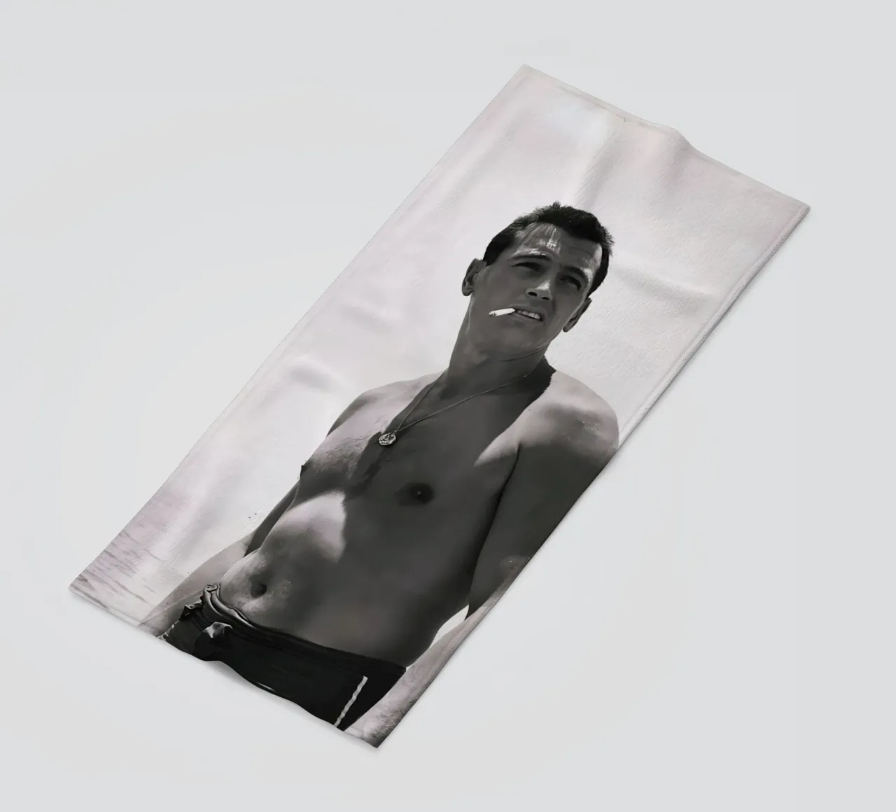 Rock Hudson fuma una sigaretta sulla spiaggia nel 1940 telo mare da jo shop