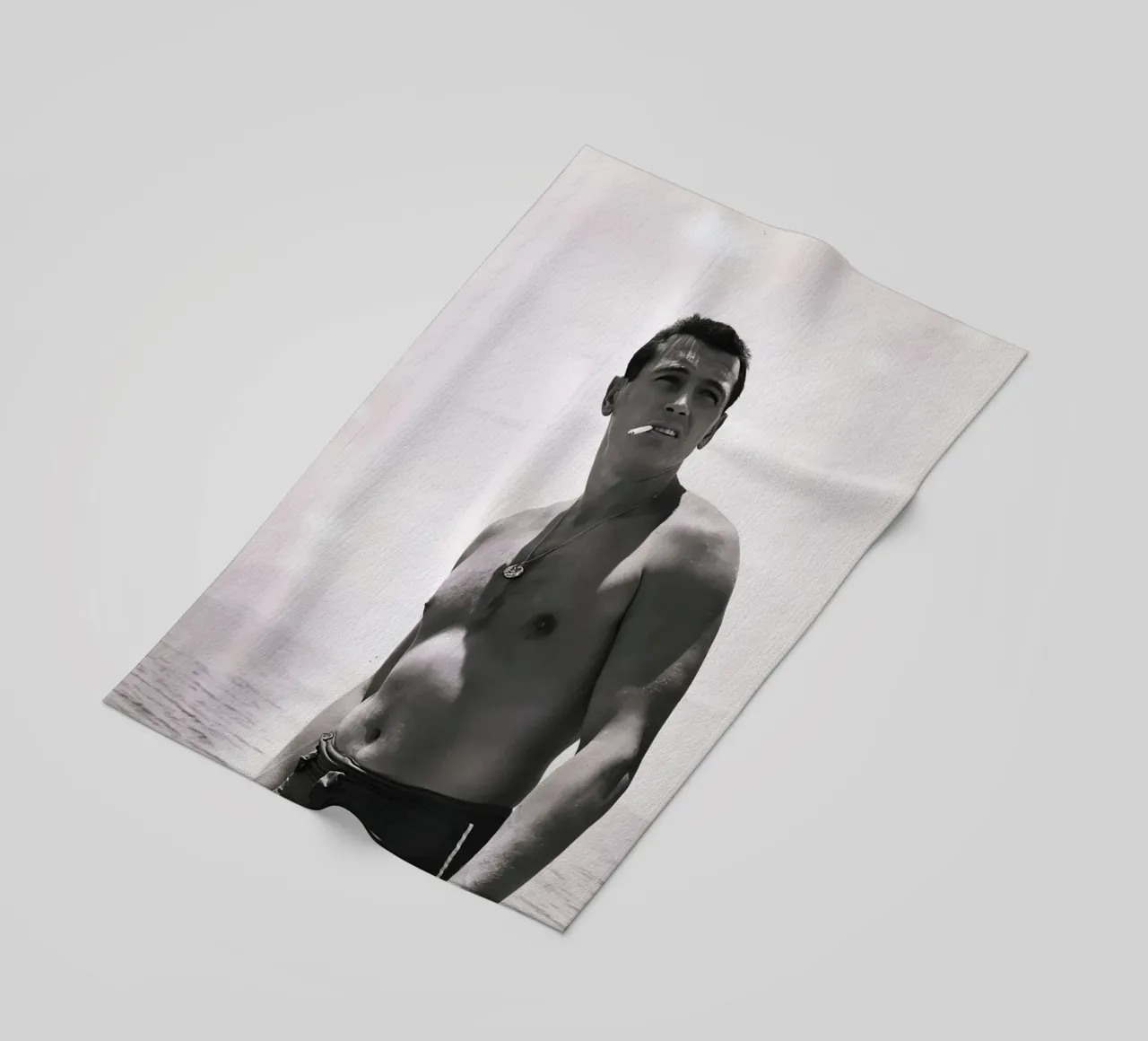 Rock Hudson fuma una sigaretta sulla spiaggia nel 1940 telo mare da jo shop