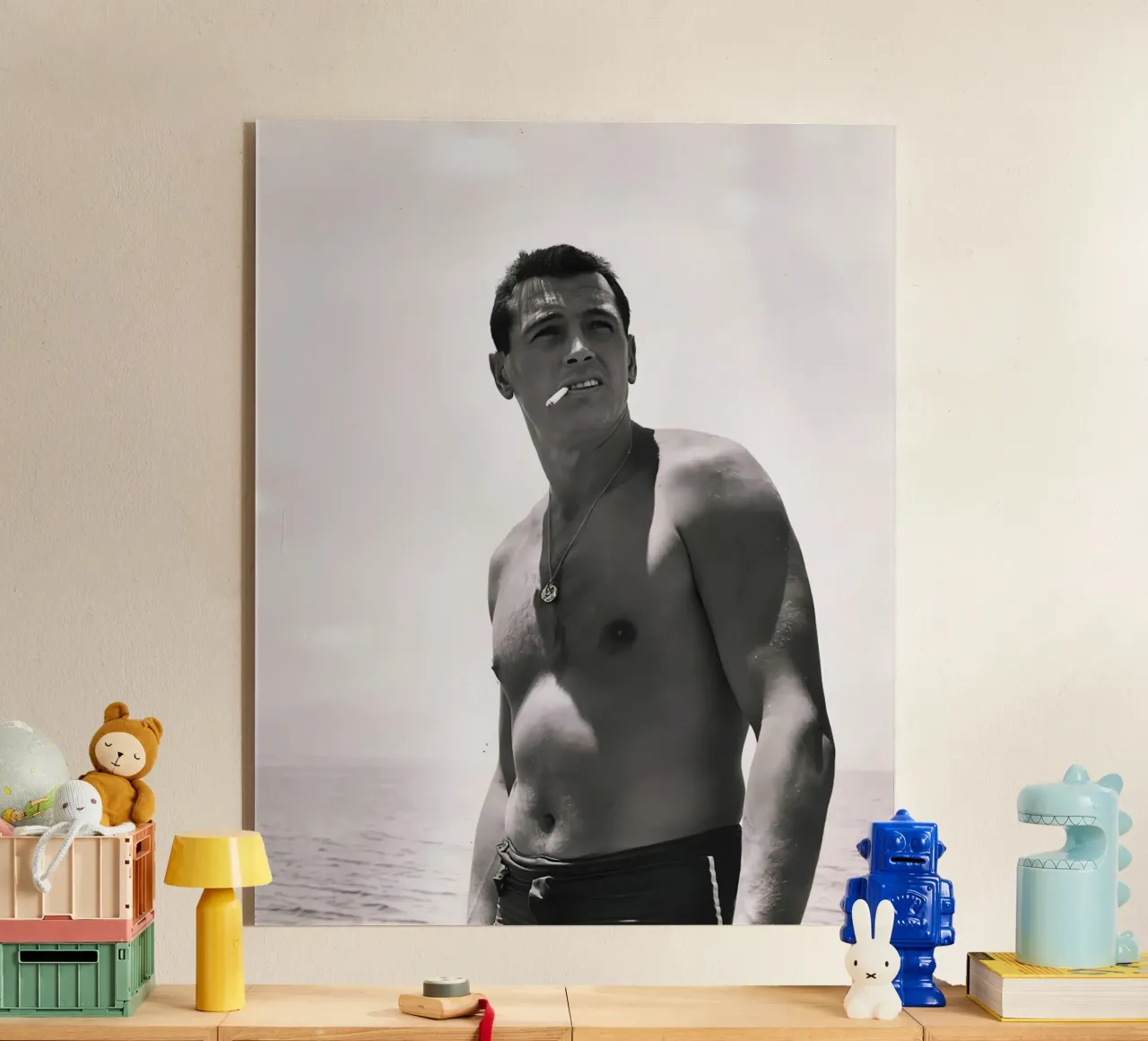 Rock Hudson fuma una sigaretta sulla spiaggia nel 1940 plexiglass da jo shop