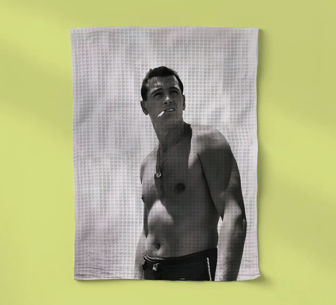 Rock Hudson fuma una sigaretta sulla spiaggia nel 1940 canovaccio da cucina da jo shop
