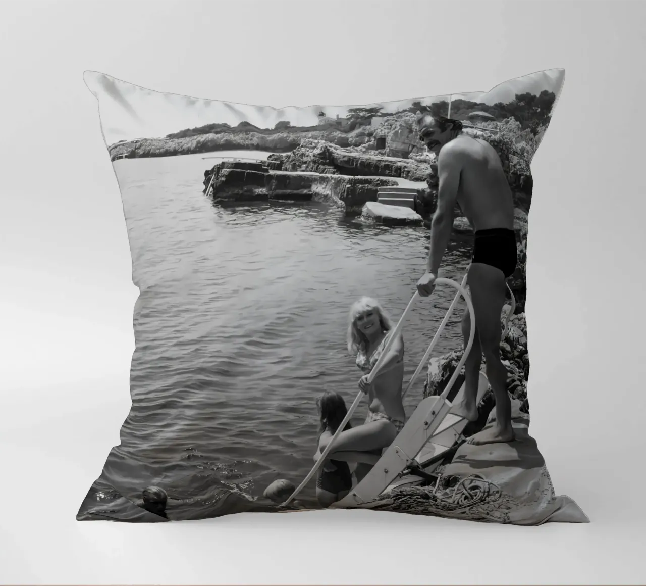 Sean Connery si prepara a fare un tuffo nell'oceano cuscino da jo shop