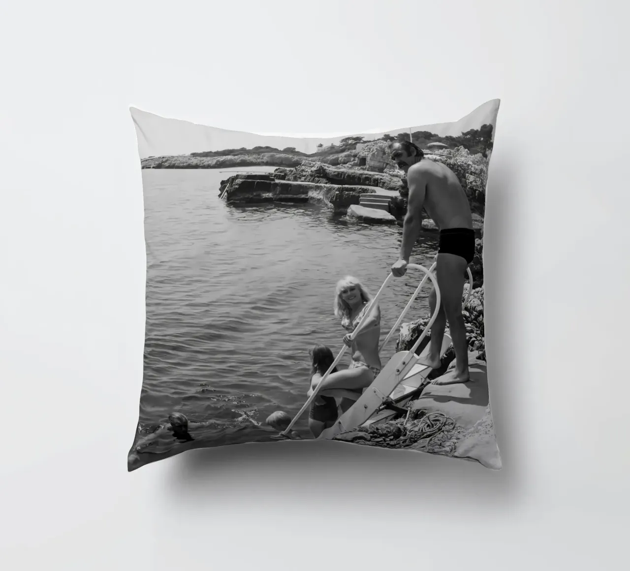 Sean Connery si prepara a fare un tuffo nell'oceano cuscino da jo shop