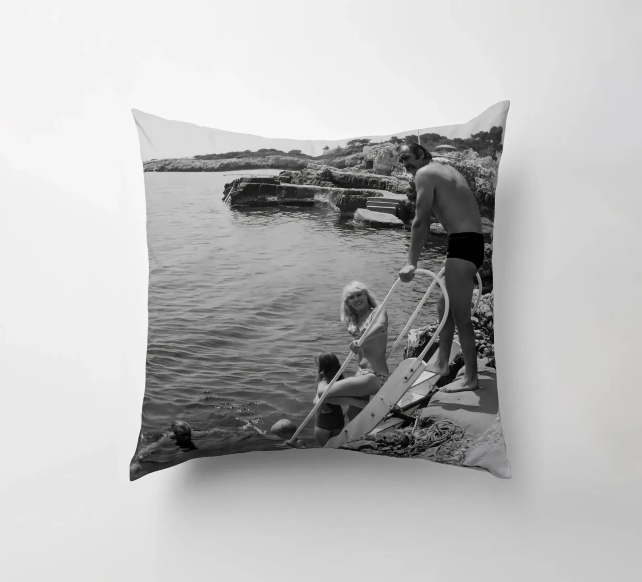 Sean Connery si prepara a fare un tuffo nell'oceano cuscino da jo shop