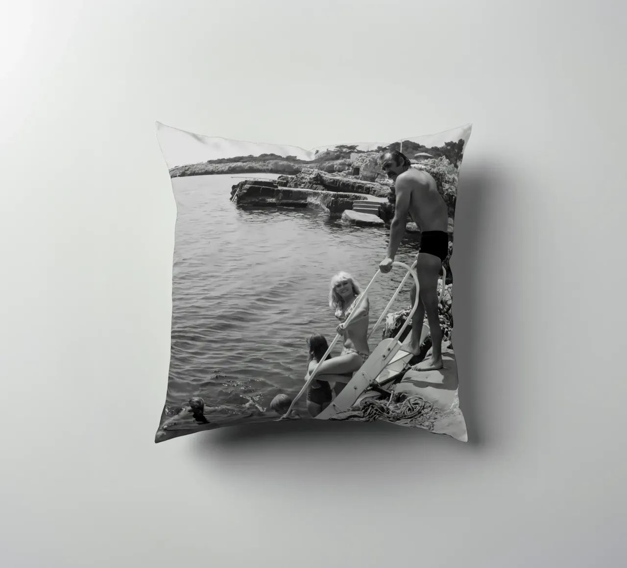 Sean Connery si prepara a fare un tuffo nell'oceano cuscino da jo shop