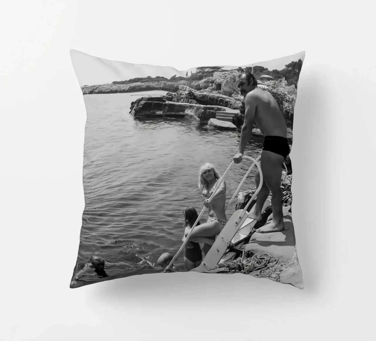 Sean Connery si prepara a fare un tuffo nell'oceano cuscino da jo shop