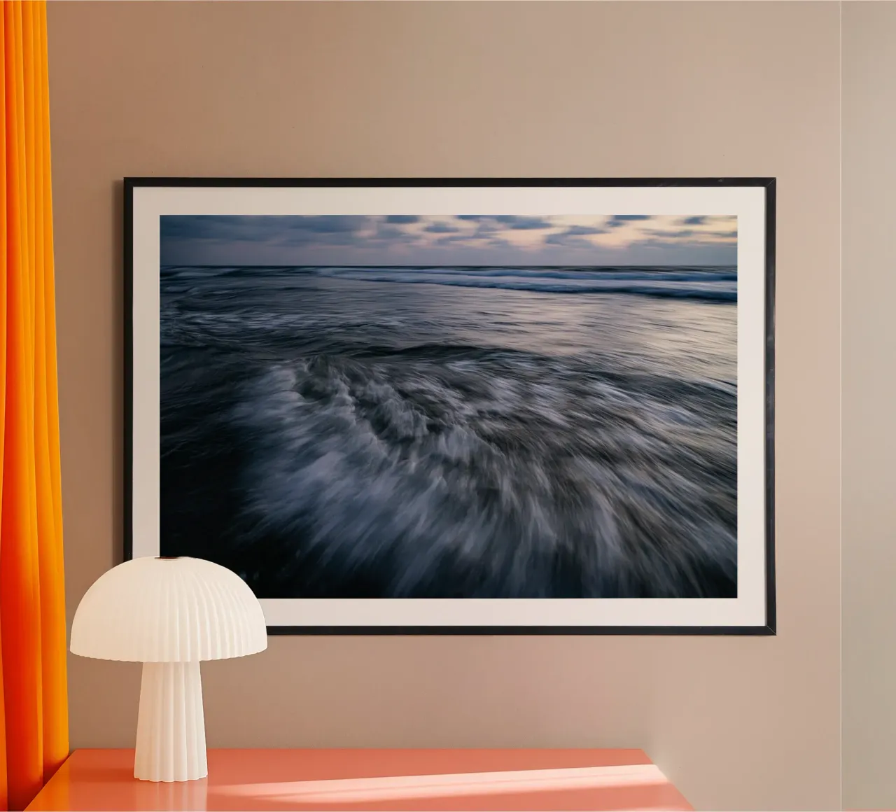 L'unicità delle onde LI poster con telaio in legno da Tal Paz-Fridman