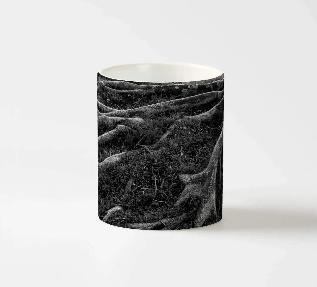 Radici I tazza in ceramica da Tal Paz-Fridman