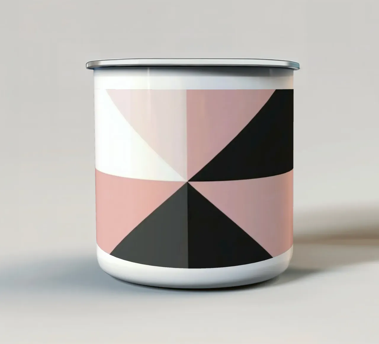 Composizione geometrica astratta di triangoli rosa colorati tazza in smalto da DesignDoodle