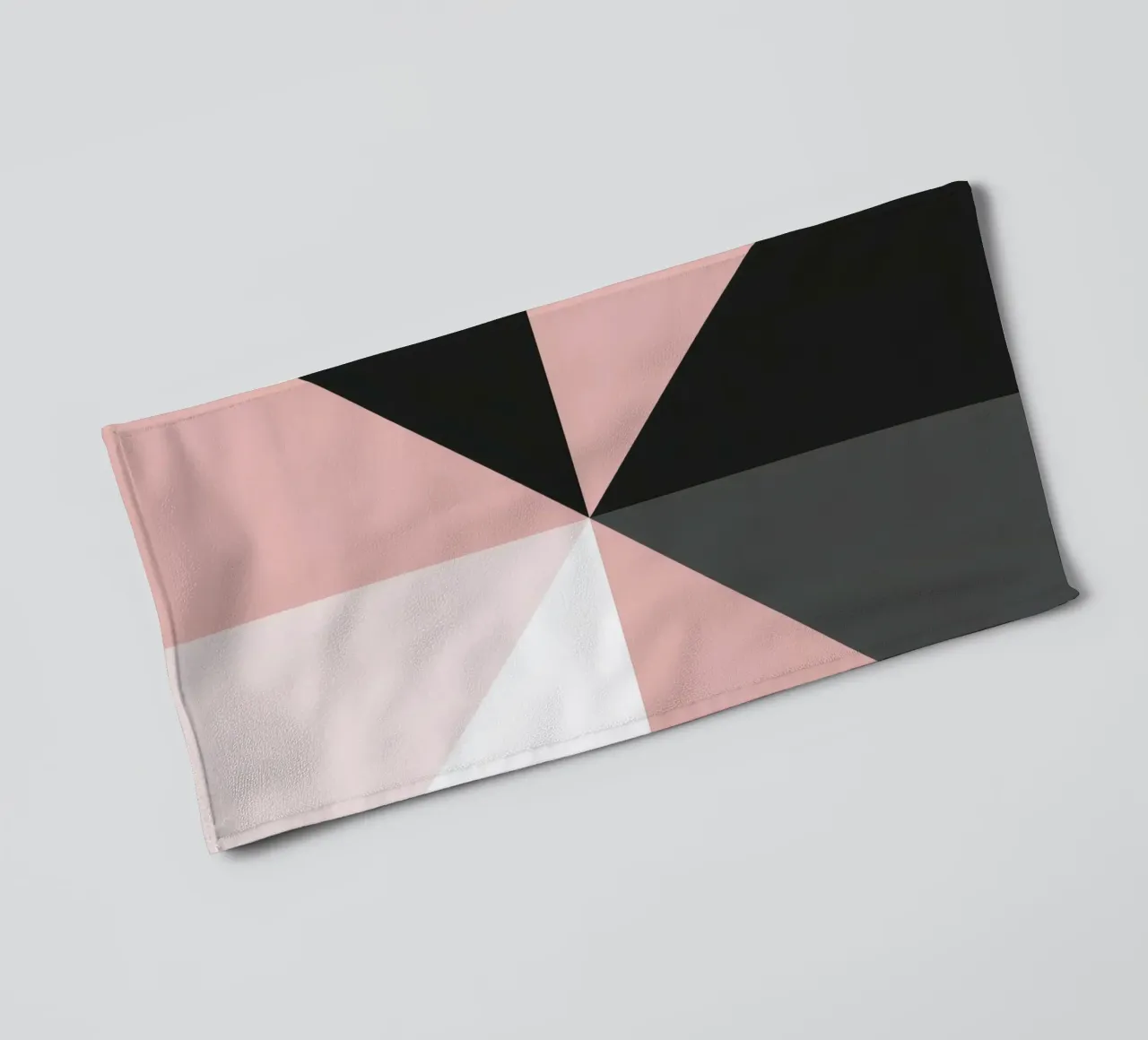 Composición geométrica abstracta de triángulos de color rosa toalla de baño de DesignDoodle
