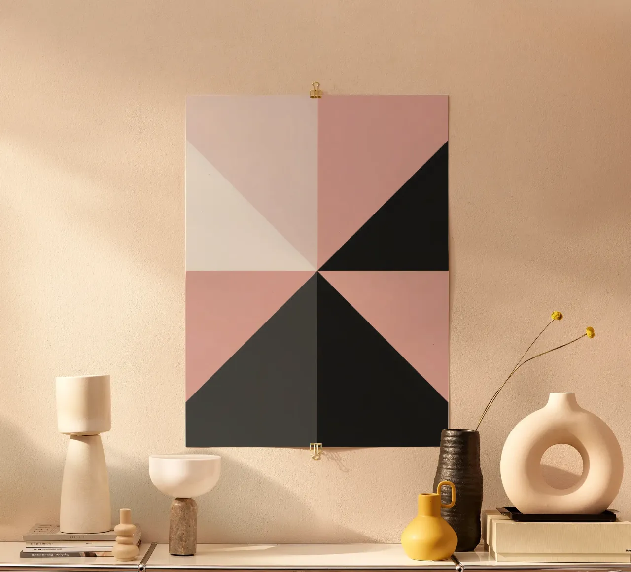 Composizione geometrica astratta di triangoli rosa colorati poster con telaio in alluminio da DesignDoodle