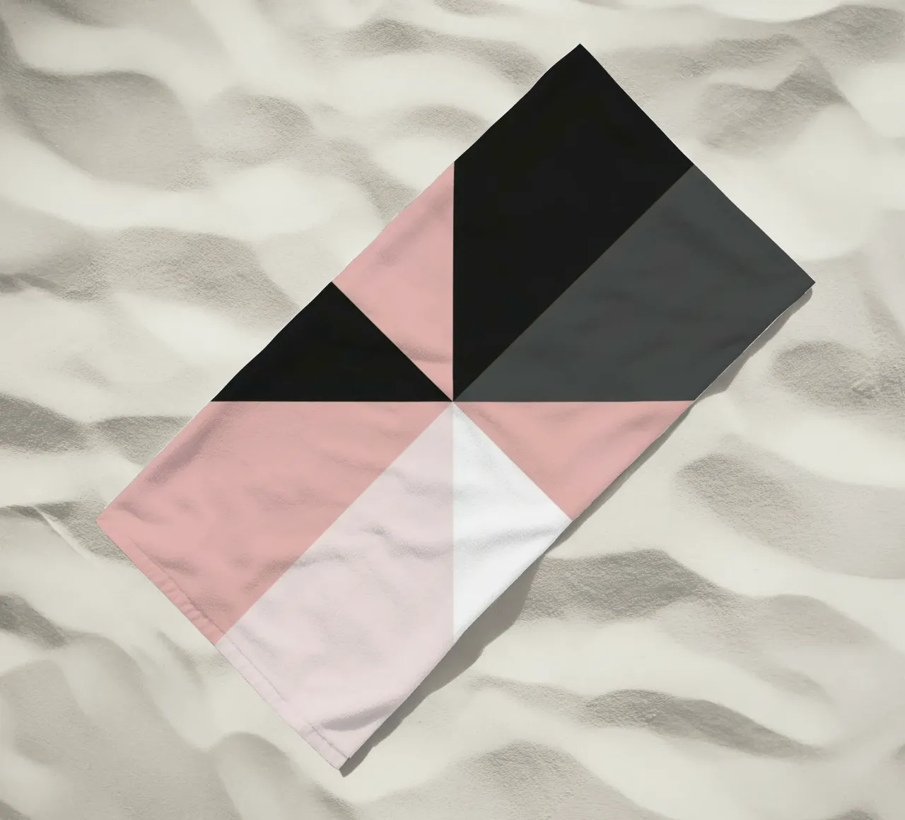 Composición geométrica abstracta de triángulos de color rosa toalla de playa de DesignDoodle