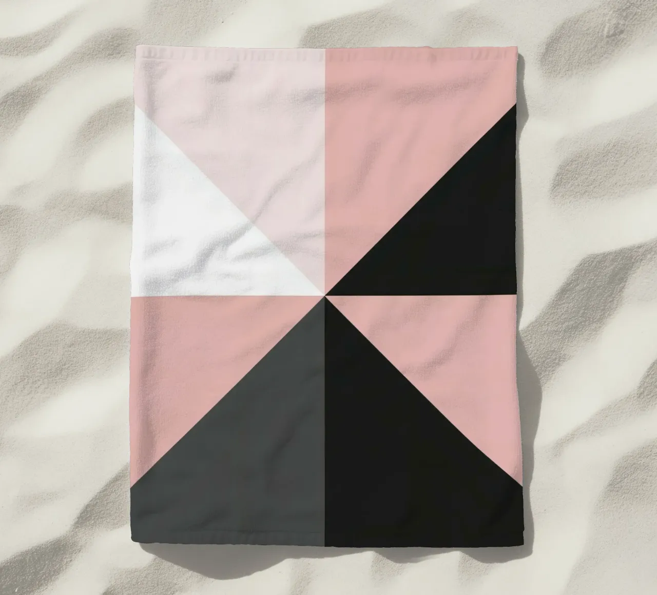 Composición geométrica abstracta de triángulos de color rosa toalla de playa de DesignDoodle
