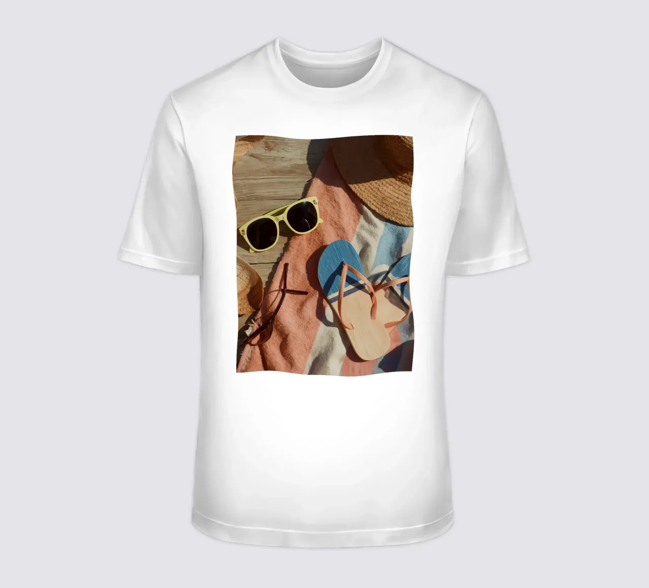 Accessori da spiaggia su asciugamano a righe e superficie in legno t-shirt da DesignDoodle