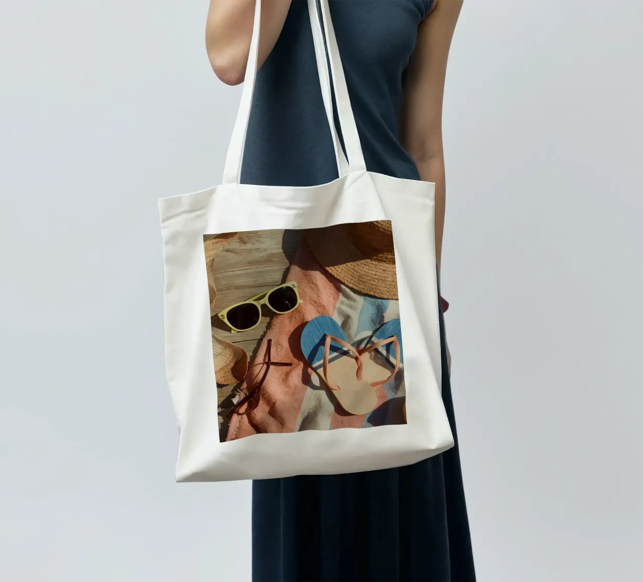 Accessori da spiaggia su asciugamano a righe e superficie in legno borsa in juta da DesignDoodle