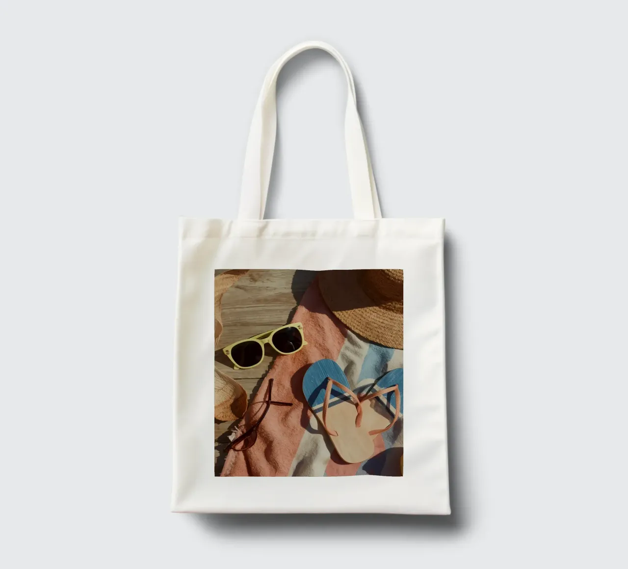 Accessori da spiaggia su asciugamano a righe e superficie in legno borsa in juta da DesignDoodle