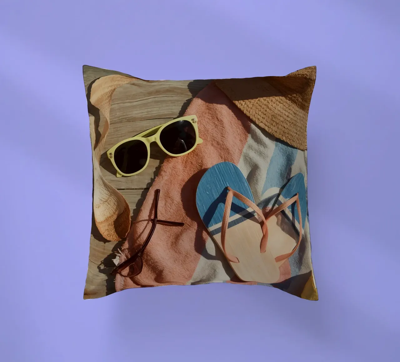 Accessori da spiaggia su asciugamano a righe e superficie in legno cuscino da DesignDoodle
