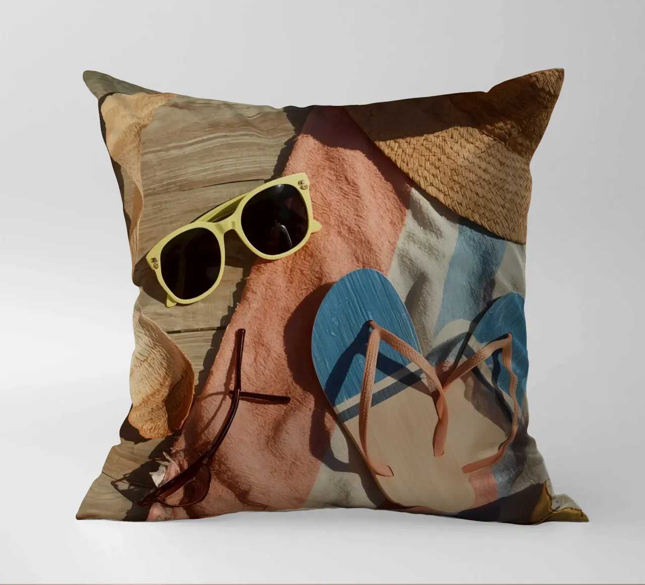 Accessori da spiaggia su asciugamano a righe e superficie in legno cuscino da DesignDoodle