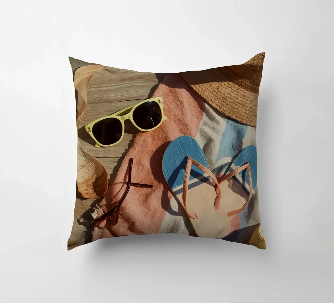 Accessori da spiaggia su asciugamano a righe e superficie in legno cuscino da DesignDoodle