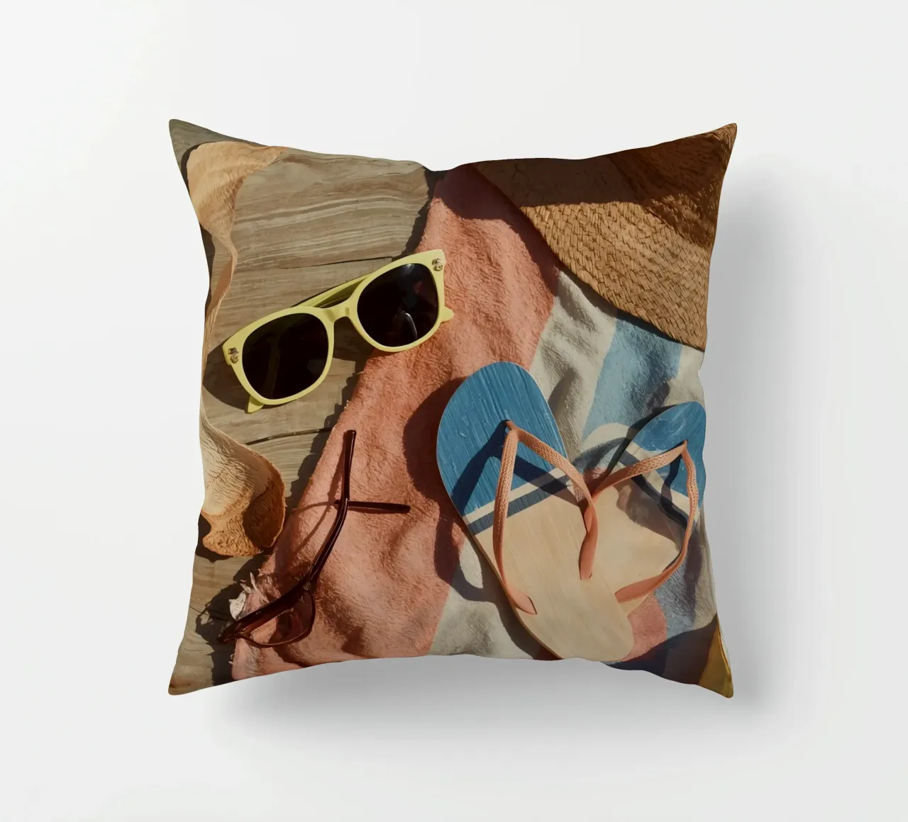 Accessori da spiaggia su asciugamano a righe e superficie in legno cuscino da DesignDoodle