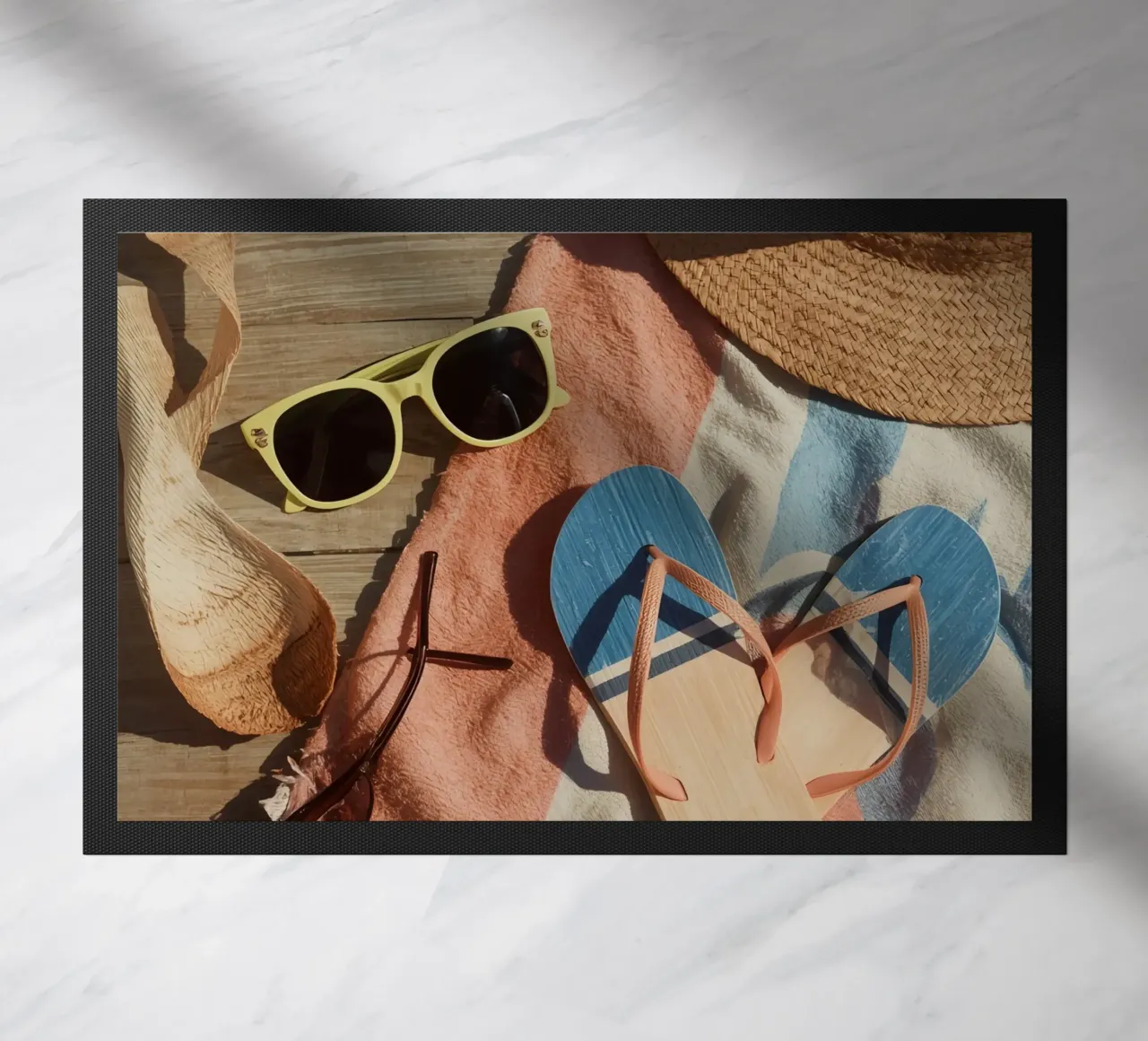 Accessori da spiaggia su asciugamano a righe e superficie in legno zerbino da DesignDoodle
