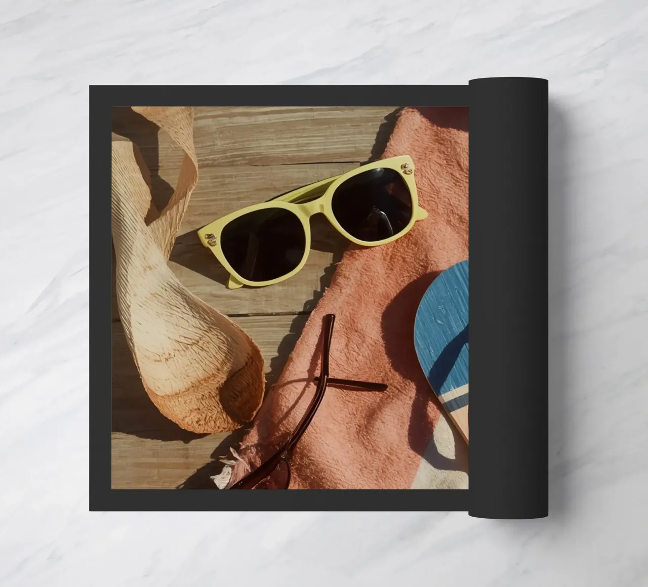 Accessori da spiaggia su asciugamano a righe e superficie in legno zerbino da DesignDoodle