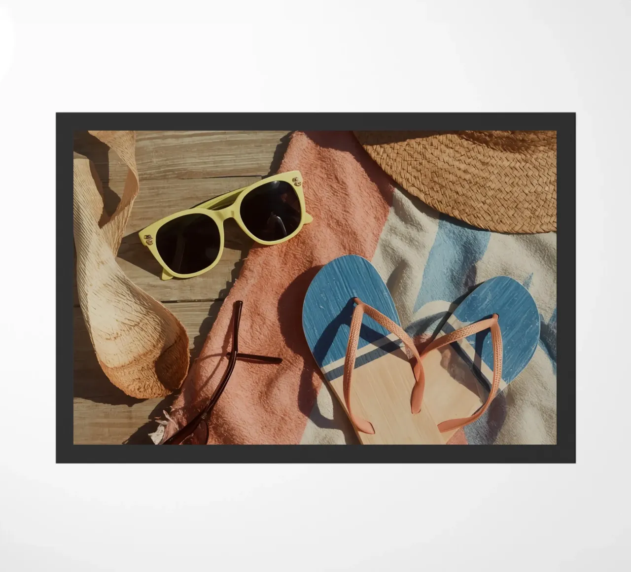 Accessori da spiaggia su asciugamano a righe e superficie in legno zerbino da DesignDoodle