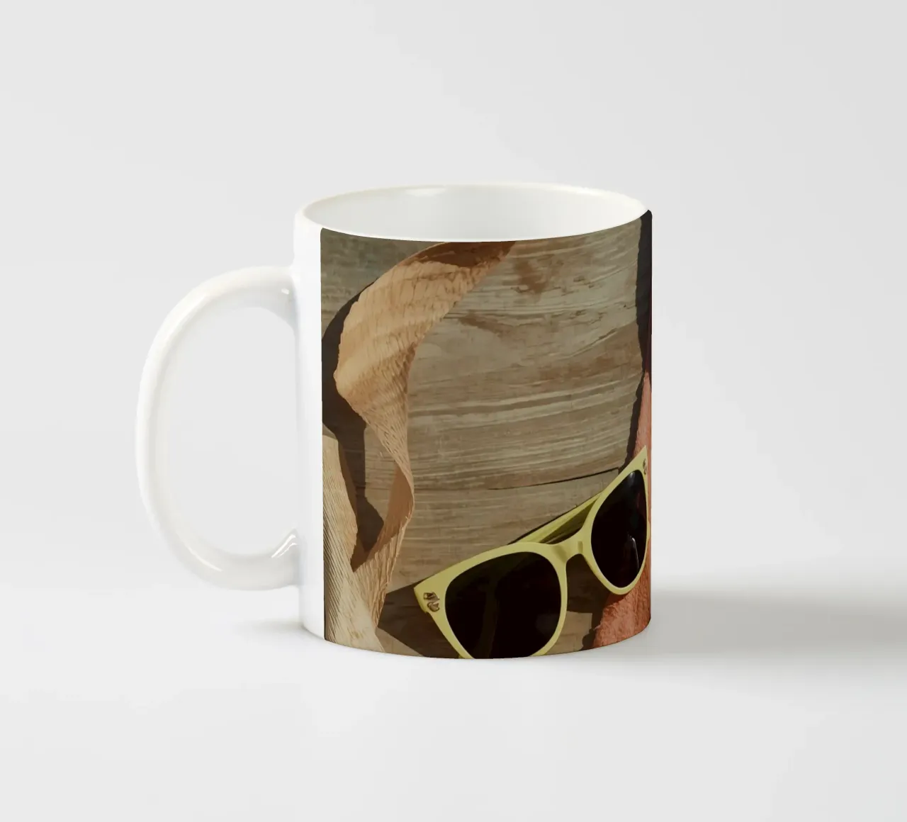 Accessori da spiaggia su asciugamano a righe e superficie in legno tazza in ceramica da DesignDoodle