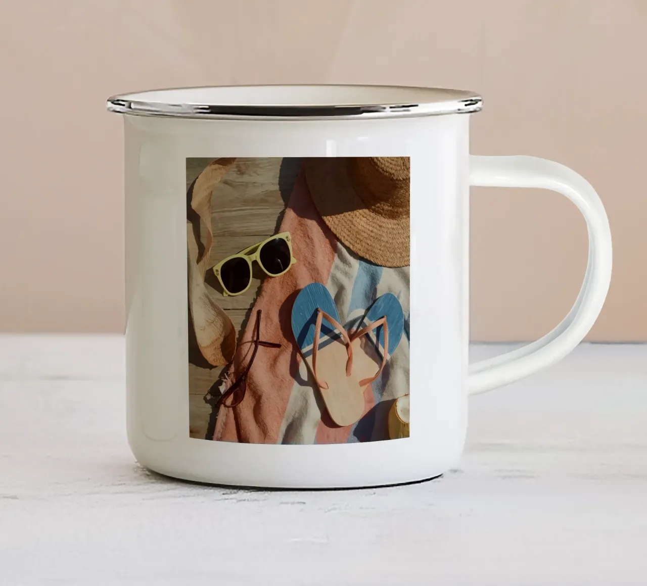 Accessori da spiaggia su asciugamano a righe e superficie in legno tazza in smalto da DesignDoodle