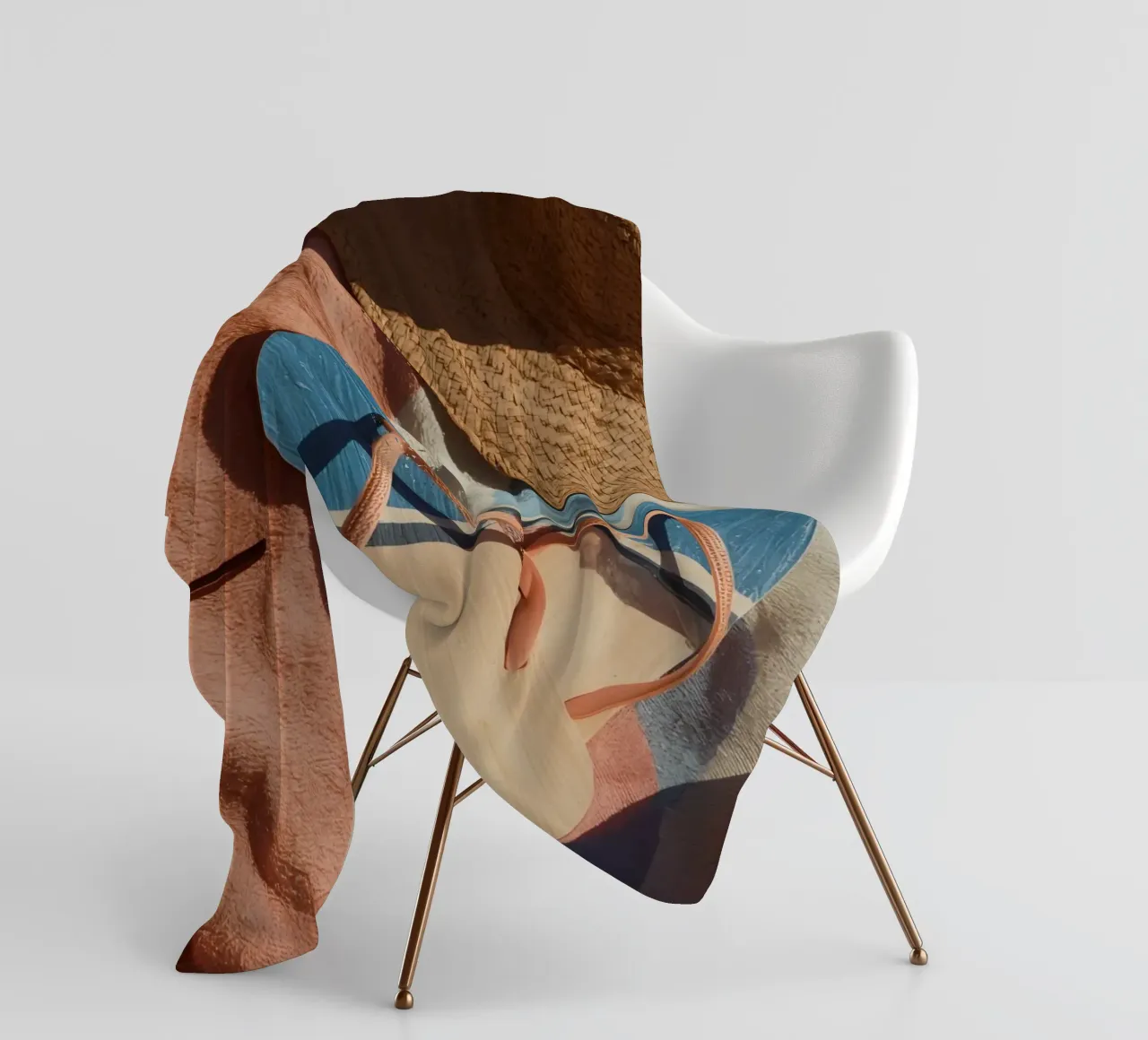 Accessori da spiaggia su asciugamano a righe e superficie in legno coperta in pile da DesignDoodle