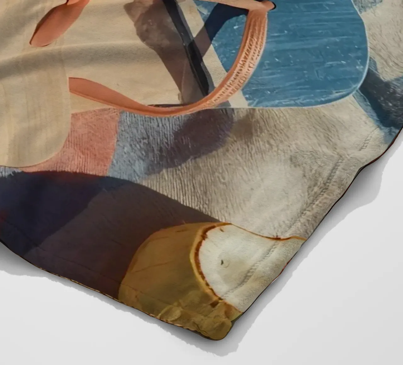 Accessori da spiaggia su asciugamano a righe e superficie in legno coperta in pile da DesignDoodle