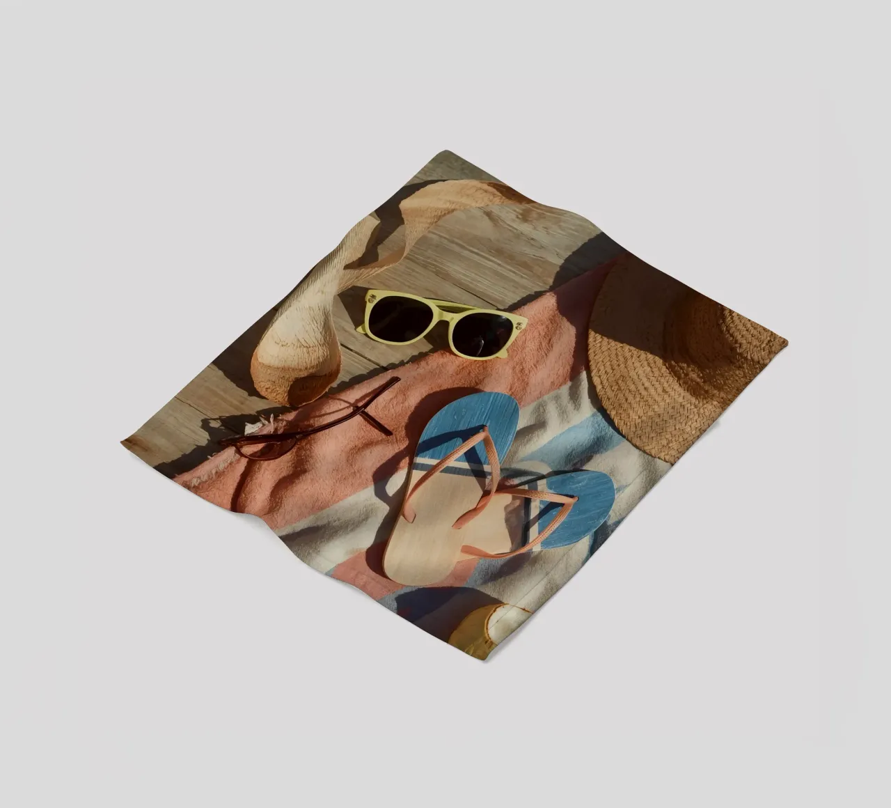 Accessori da spiaggia su asciugamano a righe e superficie in legno coperta in pile da DesignDoodle