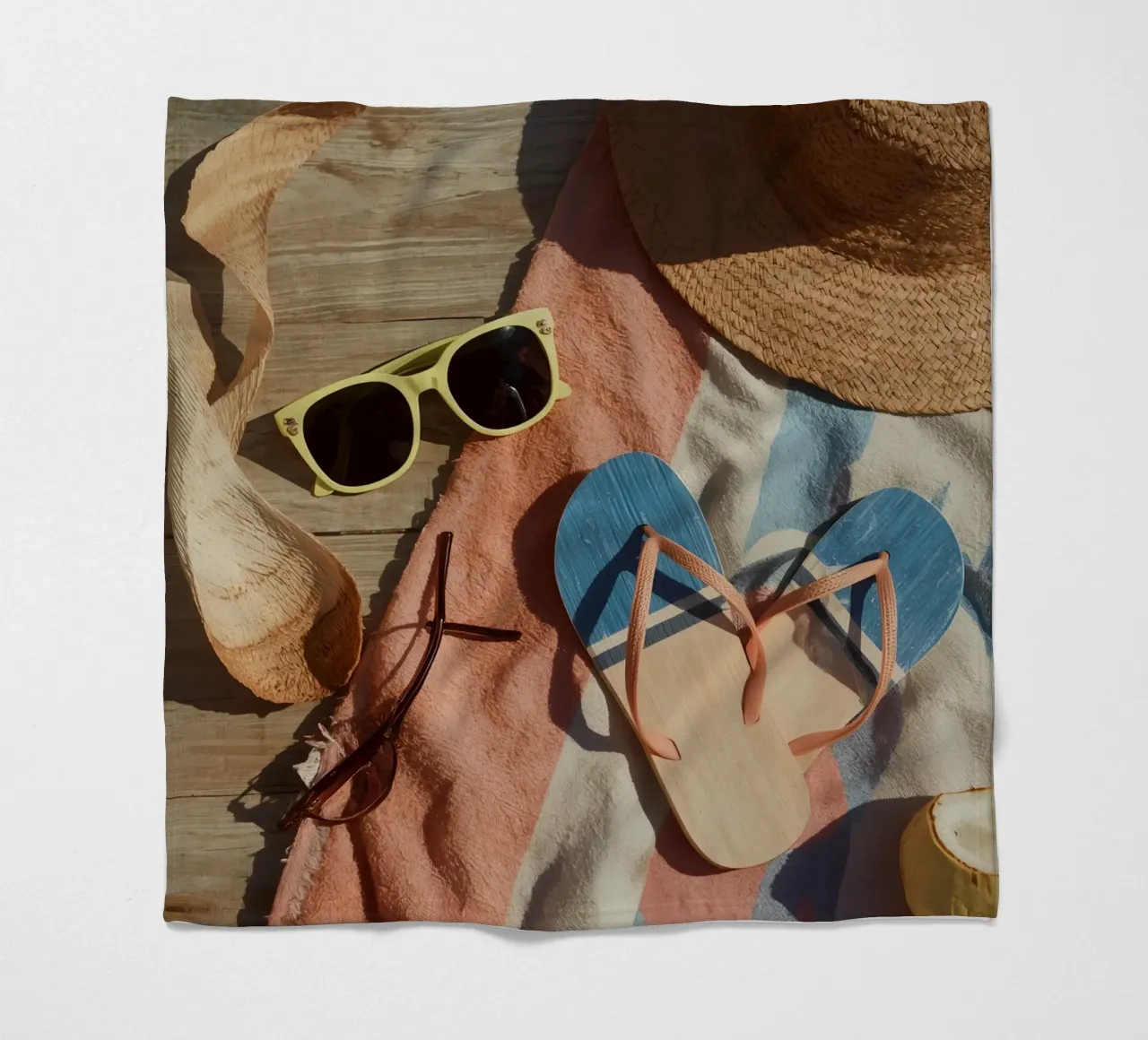 Accessori da spiaggia su asciugamano a righe e superficie in legno coperta in pile da DesignDoodle