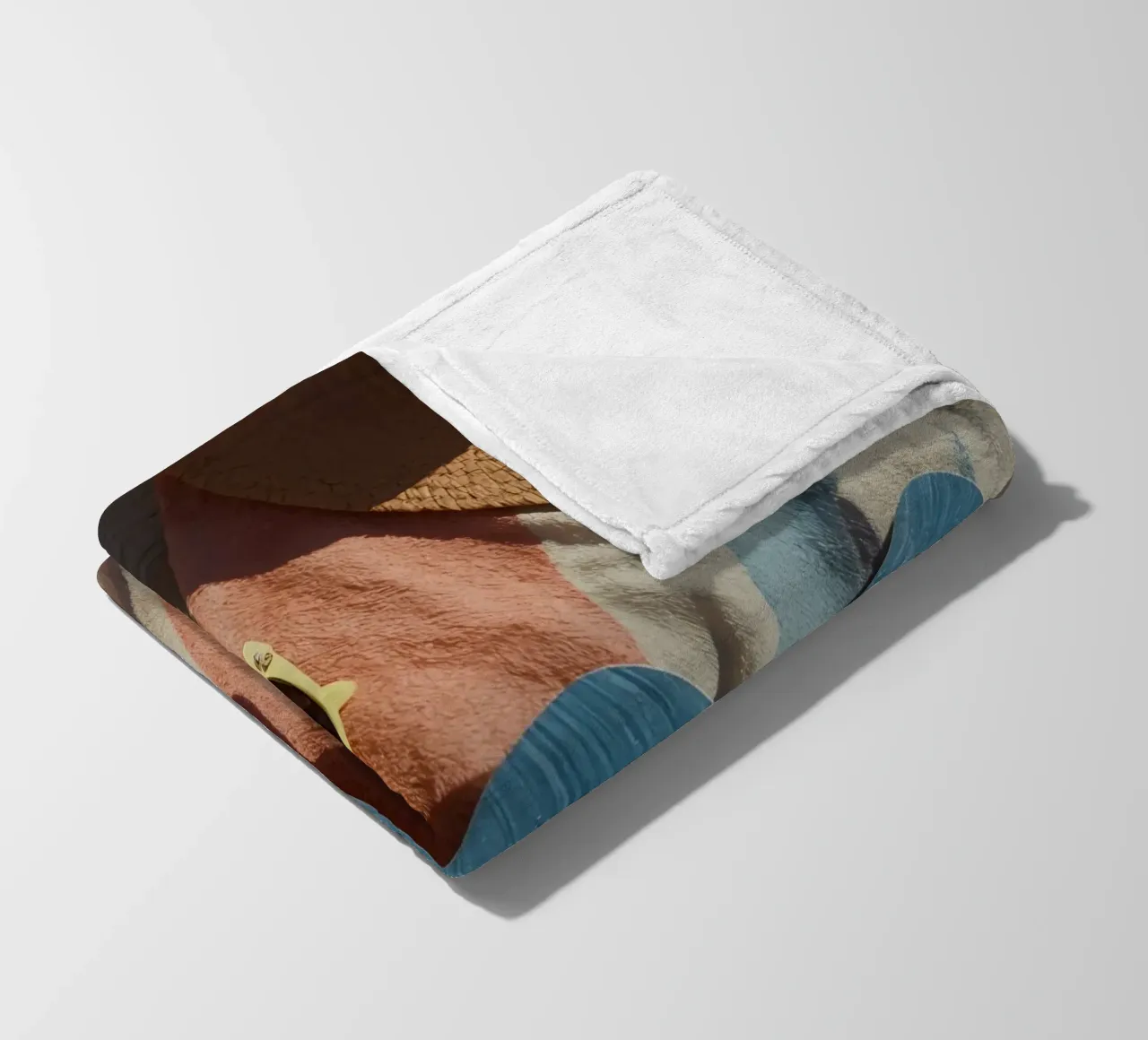 Accessori da spiaggia su asciugamano a righe e superficie in legno coperta in pile da DesignDoodle