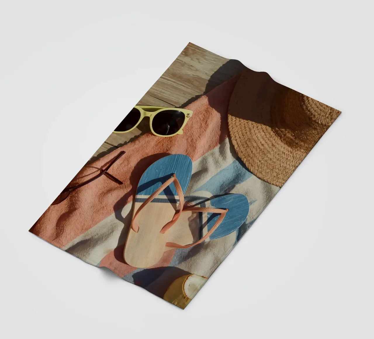 Accessori da spiaggia su asciugamano a righe e superficie in legno coperta in pile da DesignDoodle